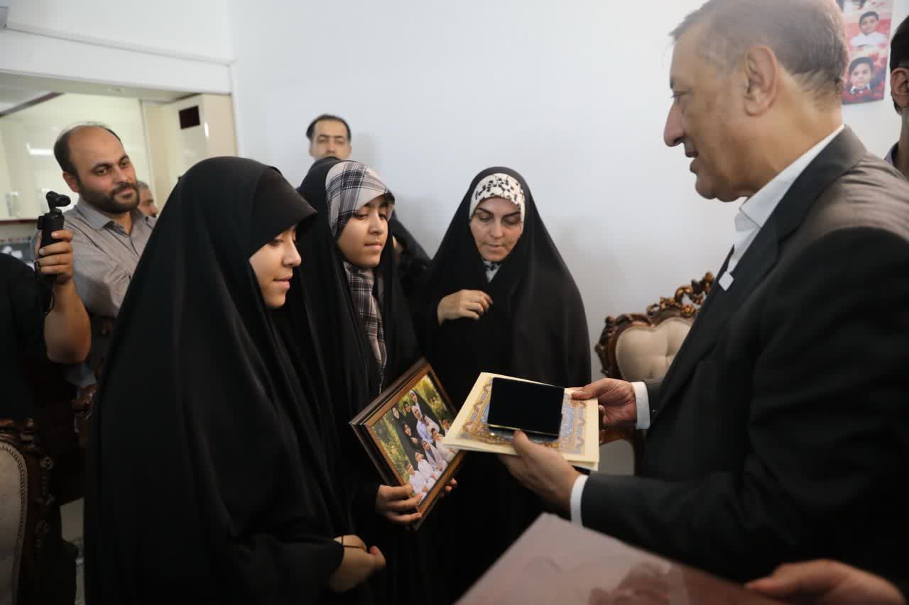 تحویل کلید واحد مسکونی به «ستایش» و «نیایش»؛ دو دختر نوجوان بازمانده از حمله تروریستی شهریار تحویل کلید واحد مسکونی به «ستایش» و «نیایش»؛ دو دختر نوجوان بازمانده از حمله تروریستی شهریار